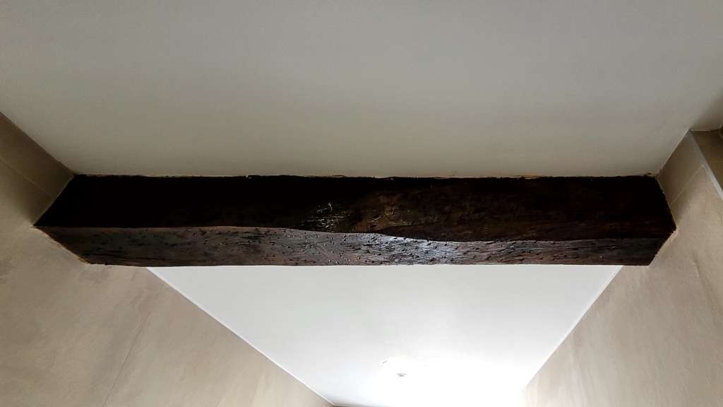 Rehabilitación Especial - Azulejo Gran Formato y Escalera Nueva - Detalle Viga