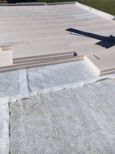 Detalle - Colocación de suelo sobre techo en chalet de lujo