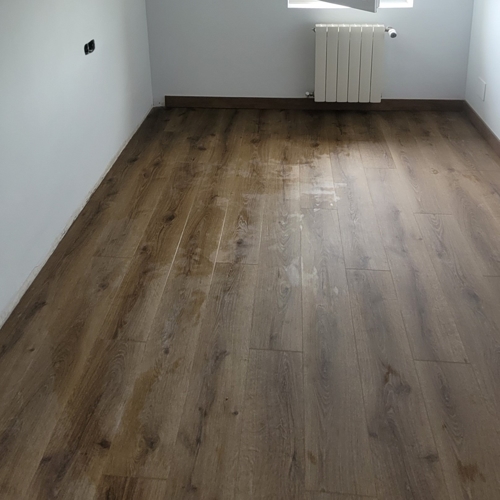 Acabado Piso Laminado Oscuro hacia ventana