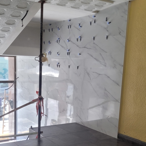 Escalera a Entresuelo Hacia Abajo Portal Rehabilitado - Azulejo Gran Formato Fase Final