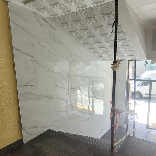 Escalera a Entresuelo Hacia Abajo Portal Rehabilitado - Azulejo Gran Formato