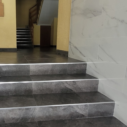 Detalle Escalera a Entresuelo Hacia Abajo Portal Rehabilitado