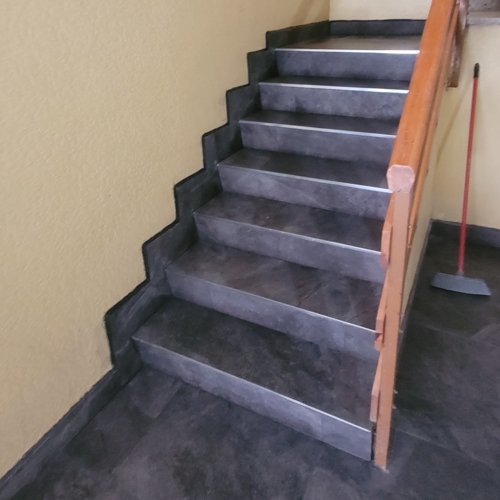 Escalera hacia pisos en Portal Rehabilitado