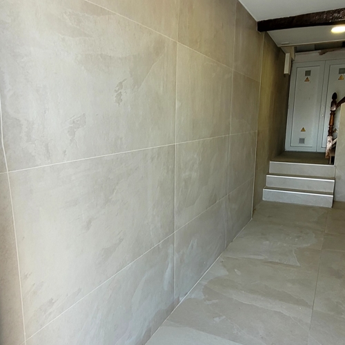 Rehabilitación Especial - Azulejo Gran Formato y Escalera Nueva - Pared 1