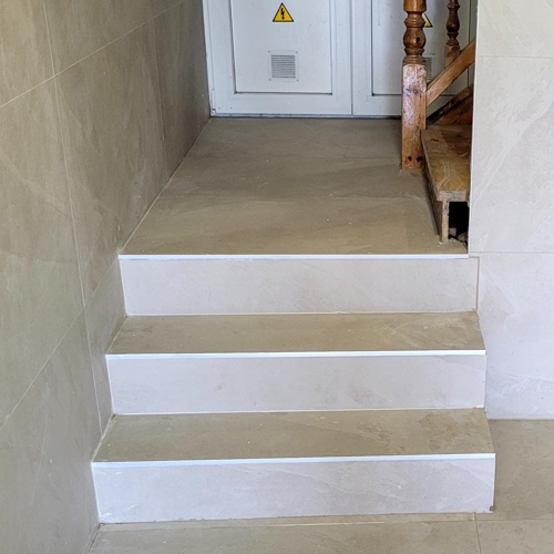 Rehabilitación Especial - Azulejo Gran Formato y Escalera Nueva - Detalle Escalones Planta Baja