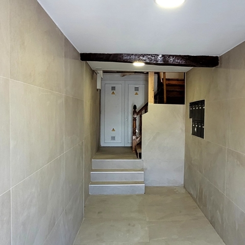 Rehabilitación Especial - Azulejo Gran Formato y Escalera Nueva - Vista General