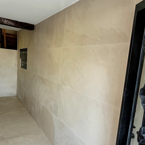 Rehabilitación Especial - Azulejo Gran Formato y Escalera Nueva - Pared 2