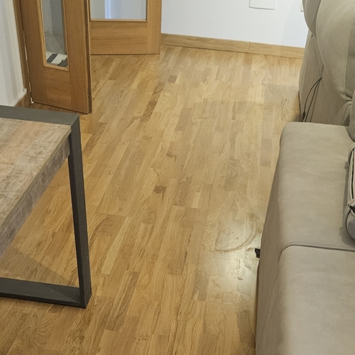 Detalle Puerta Acabado Piso Laminado en madera clara