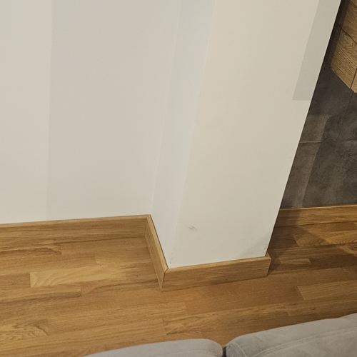 Detalle Esquina Acabado Piso Laminado en madera clara