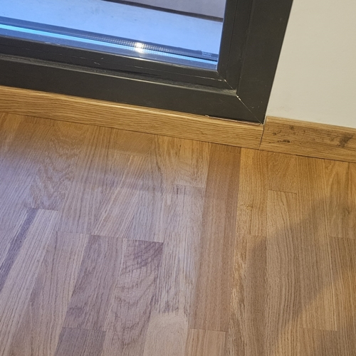 Detalle Ventana Acabado Piso Laminado en madera clara